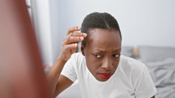 Mulher Afro Americana Deitada Cama Apontando Infeliz Para Borbulhar Testa — Vídeo de Stock