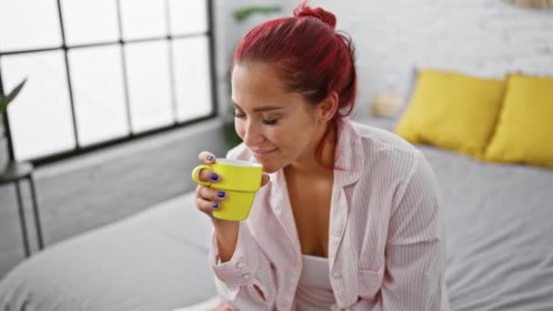 Расслабленная Молодая Рыжая Женщина Наслаждается Ароматом Утреннего Кофе Комфортно Сидя — стоковое видео