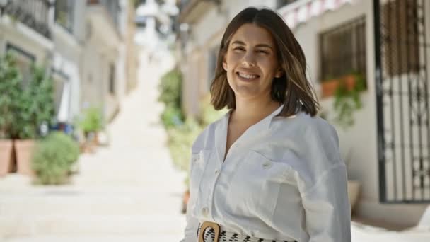 Joven Mujer Hispana Hermosa Pie Sonriendo Típico Casco Antiguo Español — Vídeos de Stock