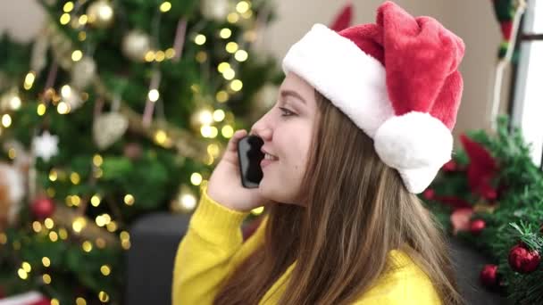 Mladá Blondýna Žena Drží Dárek Mluvit Telefonu Vánoční Strom Doma — Stock video