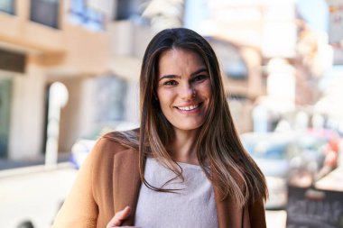 Sokakta kendine güvenen güzel İspanyol bir kadın.