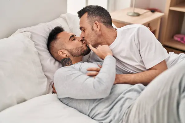 Erkek Yatak Odasında Birbirlerine Sarılıp Öpüşüyorlar — Stok fotoğraf