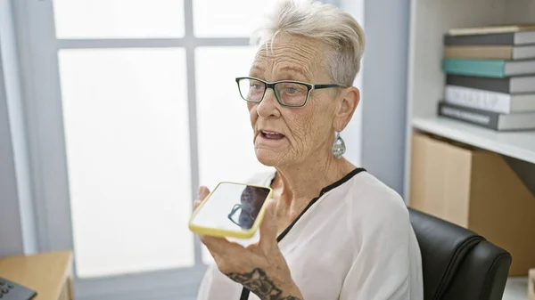 Elegante Mulher Cabelos Grisalhos Seniores Enviando Mensagem Voz Smartphone Seu — Fotografia de Stock