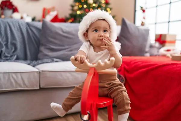 Rozkošné Hispánské Dítě Hraje Soby Houpání Vánočního Stromku Doma — Stock fotografie