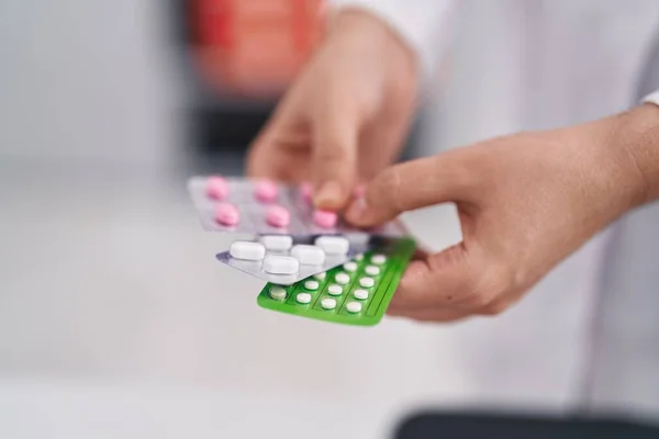 Jeune Femme Pharmacienne Tenant Des Pilules Comprimés Pharmacie — Photo