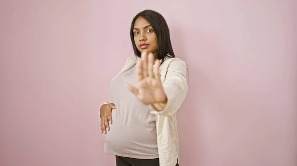 Öfkeli Genç Hamile Kadın Göbeğine Dokunuyor Öfkeli Bir Şekilde Işaret — Stok fotoğraf