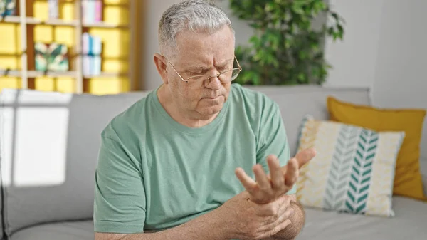 Hombre Pelo Gris Mediana Edad Sentado Sofá Sufriendo Dolor Muñeca — Foto de Stock