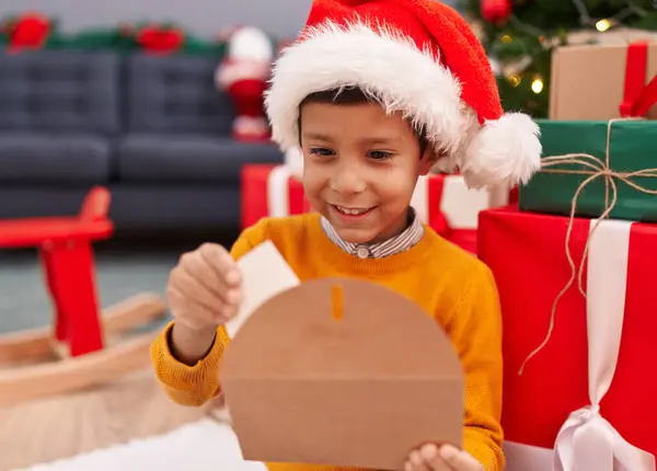 Entzückender Hispanischer Junge Steckt Weihnachtsmann Brief Umschlag Und Sitzt Hause — Stockfoto