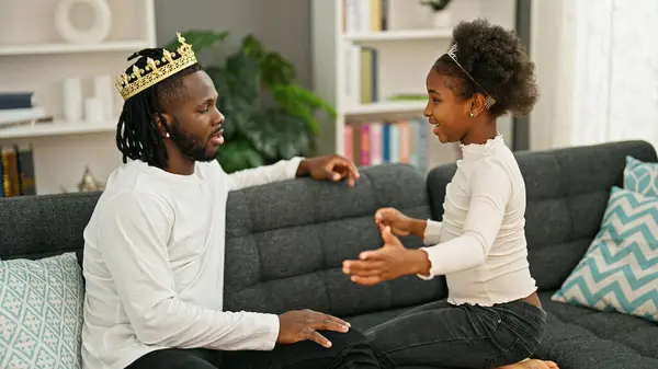 African American Father Daughter Wearing King Crown Sitting Sofa Speaking — Stock Photo, Image