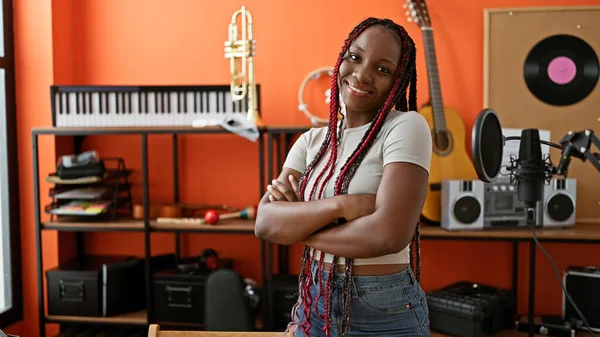 Gülümseyen Afrikalı Amerikalı Kadın Müzisyen Kolları Rahat Bir Şekilde Bağlanmış — Stok fotoğraf