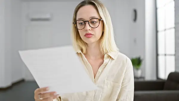 Молодая Блондинка Бизнес Работница Читает Документ Выглядящий Расстроенным Офисе — стоковое фото