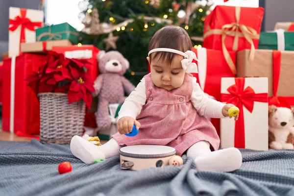可爱的 可敬的 可敬的 他的孩子抱着圈圈玩具 坐在家里的圣诞树旁 — 图库照片