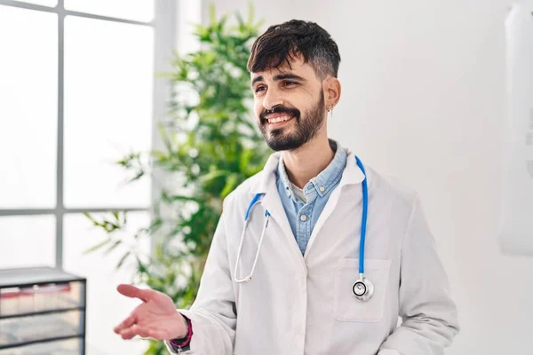 Young Hispanic Man Wearing Doctor Uniform Speaking Clinic — Fotografie, imagine de stoc