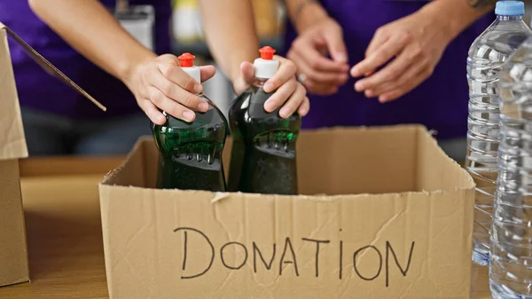 Gönüllülerin Elleri Bağışların Üzerine Hayır Kurumunda Karton Kutu Koyuyor — Stok fotoğraf