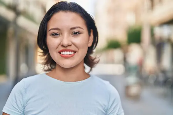 Jonge Latino Vrouw Glimlachen Zelfverzekerd Staan Straat — Stockfoto