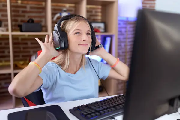 Young Caucasian Woman Playing Video Games Wearing Headphones Trying Hear — Stock Photo, Image