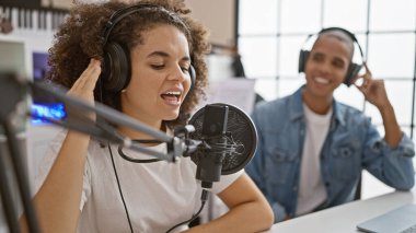 Müzik sanatçıları, müzik stüdyosunda şarkı söyleyen, dans eden ve çalan mutlu müzisyenlerin büyüleyici melodisi.