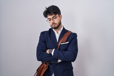 Sakallı, iş kıyafetleri giymiş İspanyol bir adam. Uykulu ve yorgun görünüyor. Yorgunluktan bitkin düşmüş, akşamdan kalma, tembel gözlü.. 