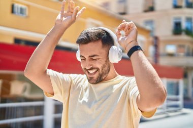 Sokak ortasında müzik dinleyen ve dans eden genç bir İspanyol.