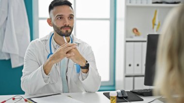 Genç İspanyol doktor klinikte tıbbi danışmanlık yapıyor.