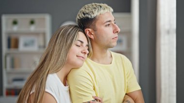 Evde birbirini destekleyen güzel bir çift.