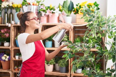 Çiçekçide çalışan güzel bir İspanyol çiçekçi kadın.