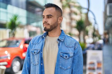 Sokakta duran gevşek yüzlü İspanyol genç adam.