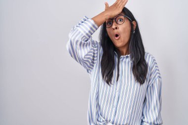 Yanlışlıkla el ele tutuşan gözlüklü genç İspanyol kadın, hatayı hatırla. Unuttum, kötü hafıza kavramı. 