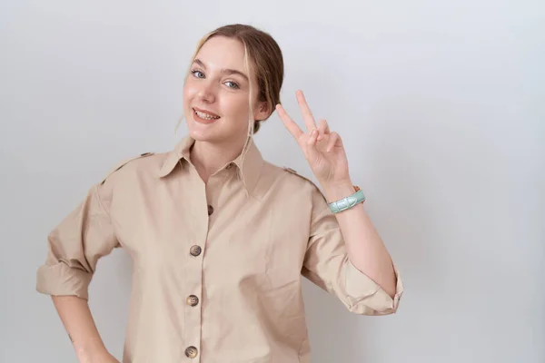 Mladá Běloška Neformální Košili Usmívá Dívá Kamery Ukazuje Prsty Znamení — Stock fotografie
