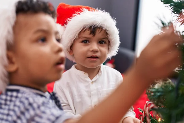 Adorables Chicos Sonriendo Confiados Decorando Árbol Navidad Casa — Foto de Stock