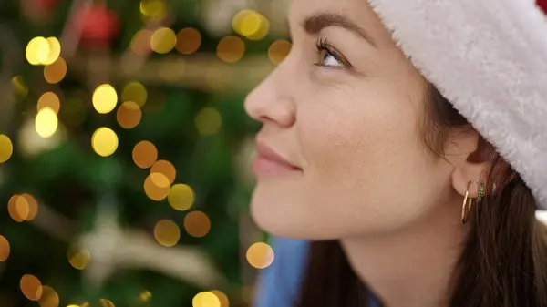 年轻的高加索女人头戴圣诞礼帽 在家里充满自信地微笑 — 图库照片