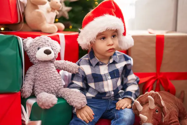 Sevimli Çocuk Evde Noel Hediyeleriyle Yerde Oturuyor — Stok fotoğraf