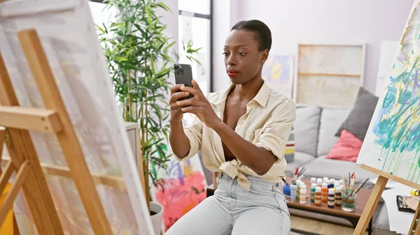 Selbstbewusste Afrikanisch Amerikanische Künstlerin Zeichnet Schöne Kunst Atelier Mit Einem — Stockfoto