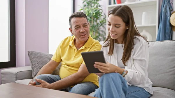 Pai Filha Hispânicos Compartilham Momento Alegre Confortável Usando Dispositivo Touchpad — Fotografia de Stock