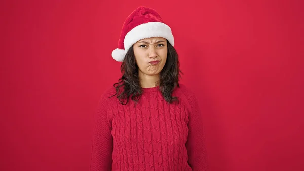 Young Beautiful Hispanic Woman Standing Looking Upset Wearing Christmas Hat — Stock Photo, Image