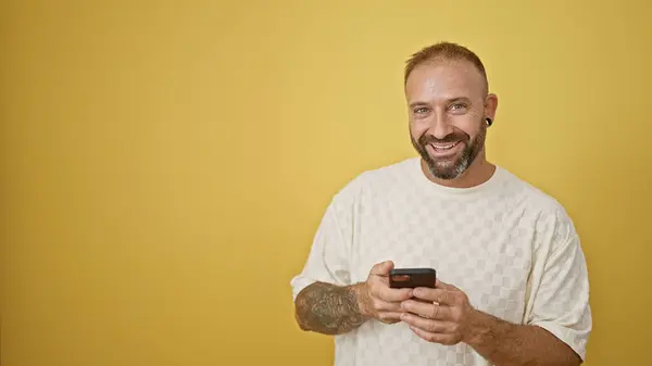Joyeux Jeune Homme Adulte Bonne Humeur Touchant Son Smartphone Avec — Photo