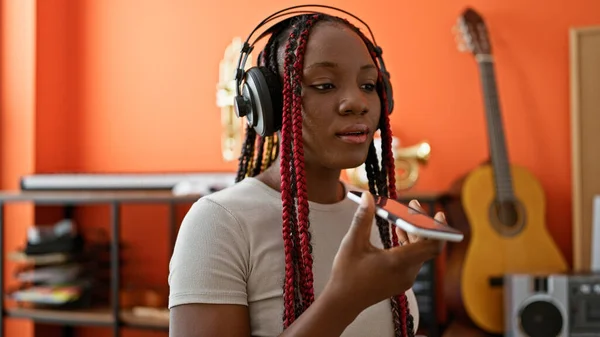 Cœur Studio Musique Une Belle Musicienne Afro Américaine Sort Une — Photo