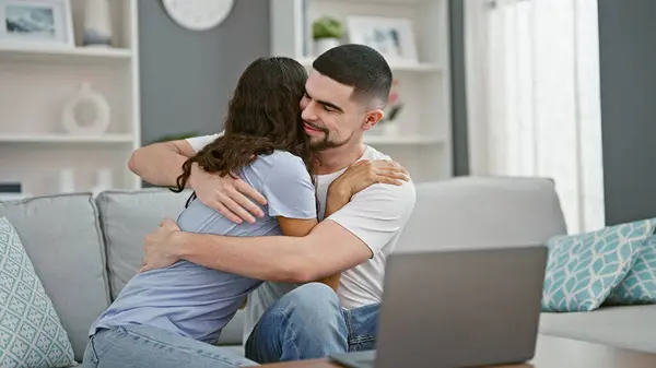 따뜻한 거실에서 부드러운 소파에 노트북을 사랑에 포옹과 그들의 관계와 행복을 — 스톡 사진