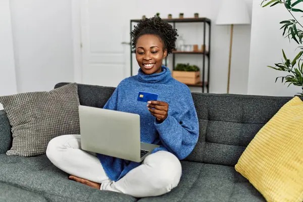 Afro Amerikaanse Vrouw Met Behulp Van Laptop Creditcard Zittend Bank — Stockfoto