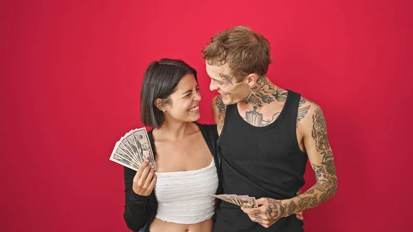 Krásný Pár Objímání Navzájem Drží Dolary Úsměvem Přes Izolované Červené — Stock fotografie