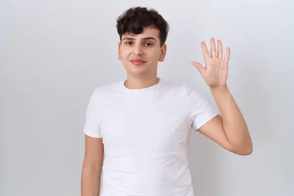 Gündelik Beyaz Tişört Giyen Genç Beş Numaralı Parmaklarını Göstererek Gülümseyen — Stok fotoğraf