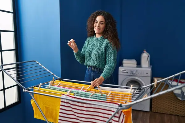Jong Mooi Latino Vrouw Glimlachen Zelfverzekerd Opknoping Kleren Waslijn Wasruimte — Stockfoto