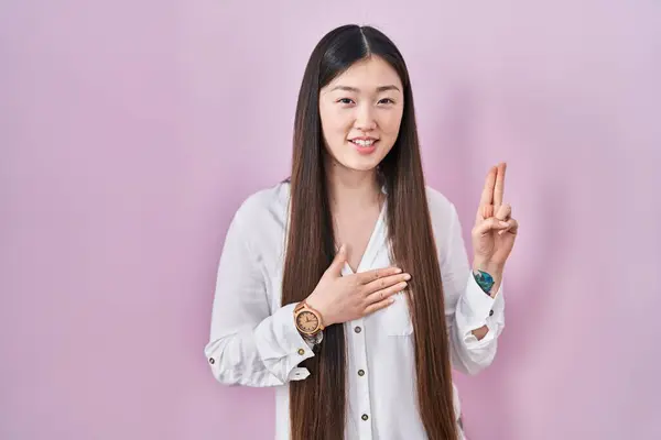 Chinese Jonge Vrouw Staan Roze Achtergrond Glimlachen Vloeken Met Hand — Stockfoto