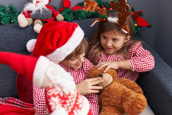 Erkek Kız Kardeş Oyuncak Ayı Noel Baba Oyuncağıyla Oynuyorlar Evdeki — Stok fotoğraf
