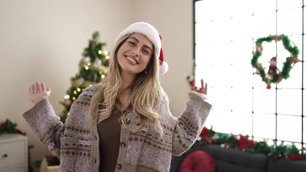 Νεαρή Ξανθιά Γυναίκα Χαμογελά Αυτοπεποίθηση Στέκεται Δίπλα Στο Χριστουγεννιάτικο Δέντρο — Φωτογραφία Αρχείου
