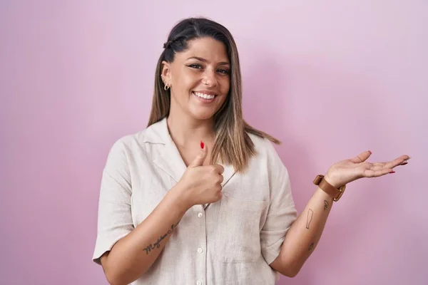 Mulher Loira Sobre Fundo Rosa Mostrando Palma Mão Fazendo Gesto — Fotografia de Stock