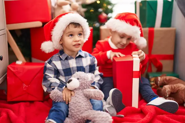 Çocuk Hediye Tutuyor Oyuncak Ayı Evde Noel Ağacının Yanında Yerde — Stok fotoğraf