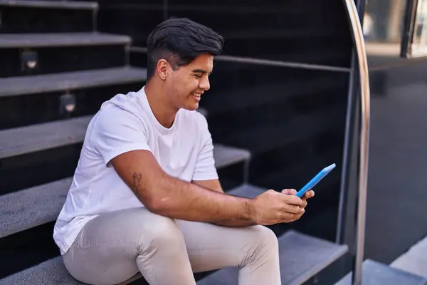 Mladý Hispánec Pomocí Touchpad Sedí Schodech Ulici — Stock fotografie