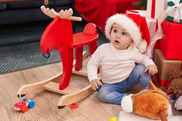 Rozkošné Kavkazské Dítě Sedí Podlaze Vánočních Dárků Doma — Stock fotografie
