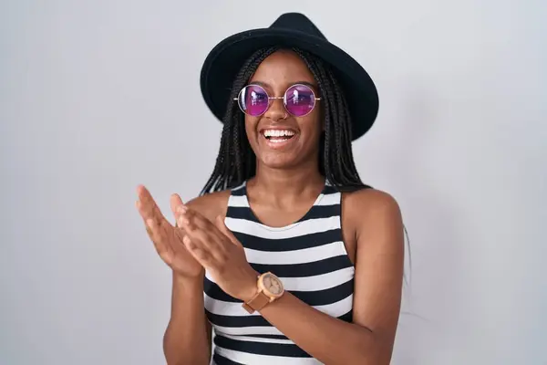 Joven Afroamericano Con Trenzas Con Sombrero Gafas Sol Aplaudiendo Aplaudiendo —  Fotos de Stock